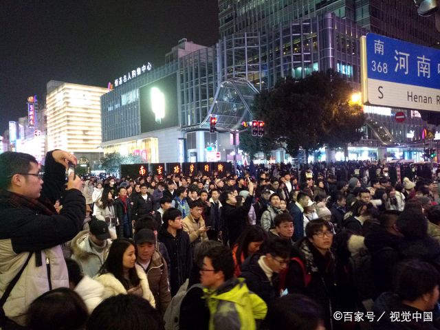跨年夜 上海南京路外滩人山人海